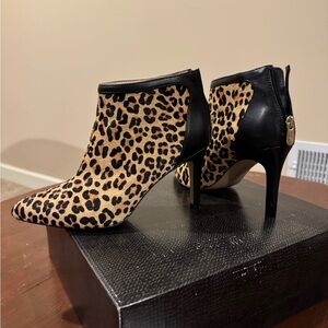 Adrienne Vittadini Leopard Print fur and black leather Ankle Boots